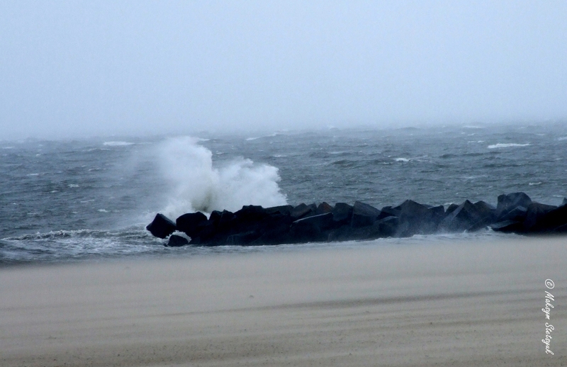 Штормова хвиля падає на хвилеріз
