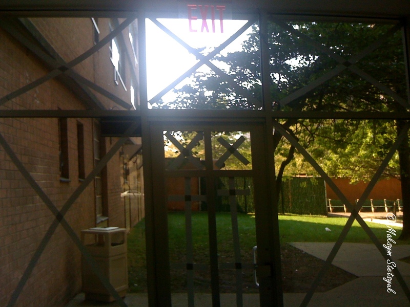 Заклеєні шибки як підготовка до буревію, чорний вхід