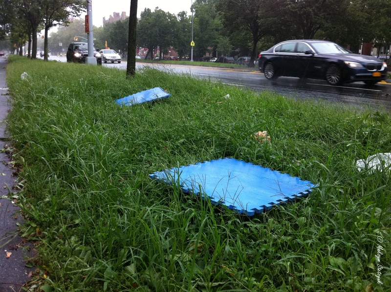 Чиєсь балконне покриття було зірване і розкидане по вулиці