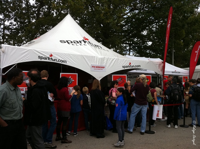 Черга бажаючих побавитись з електронікою