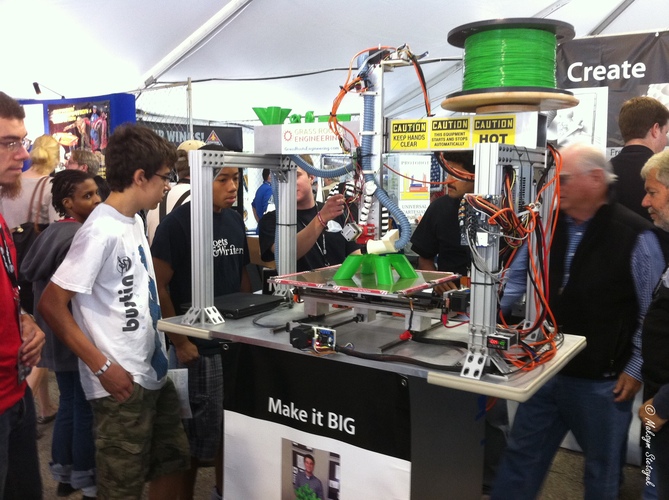 Машина, що виробляє скульптуру чудернацької форми