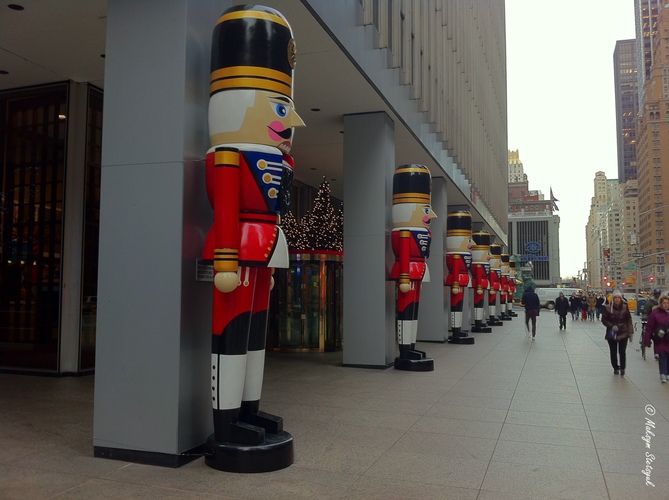 Ціла армія лускунчиків охороняє один з хмарочосів в Манхеттені