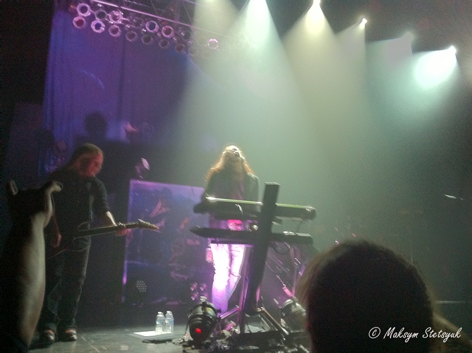 Nightwish! Зявляється Туомас. Починають грати Storytime.