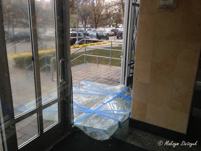 Видавлене буревієм переднє скло в нашому будинку