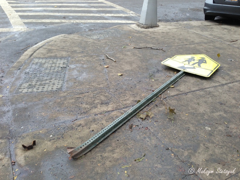 Зламаний дорожній знак