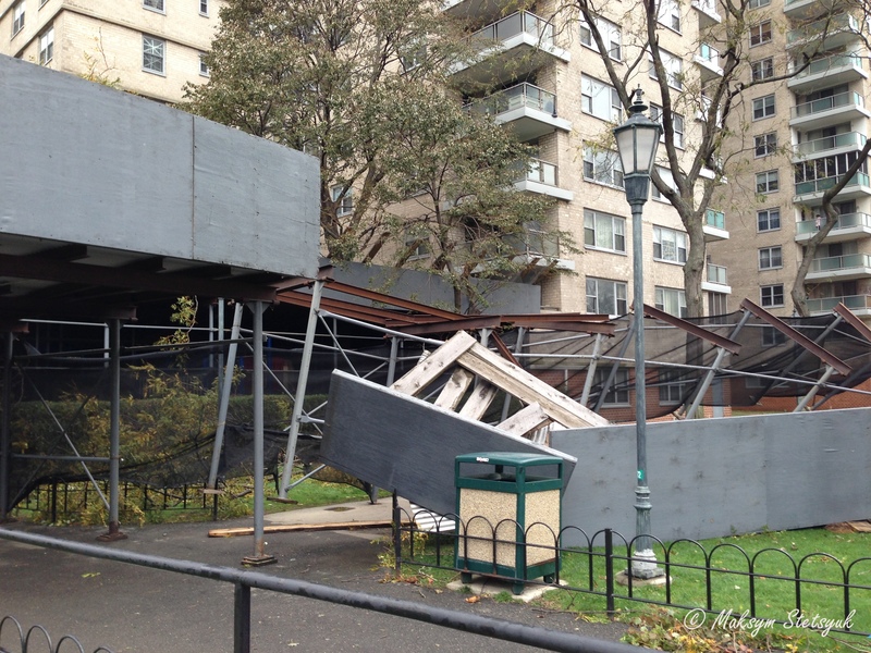 Зруйнована захисна будівельна конструкція