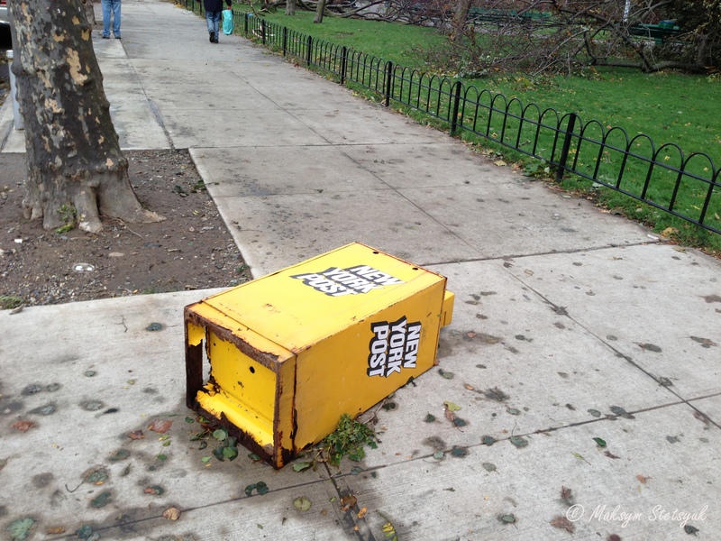 Газетні скрині валяються всюди по вулицям