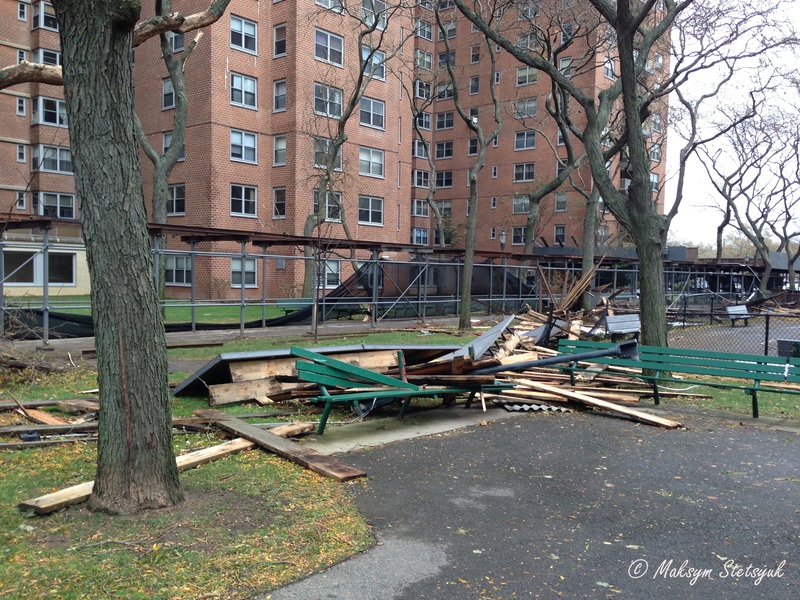 Розчавлені лавки на майданчику