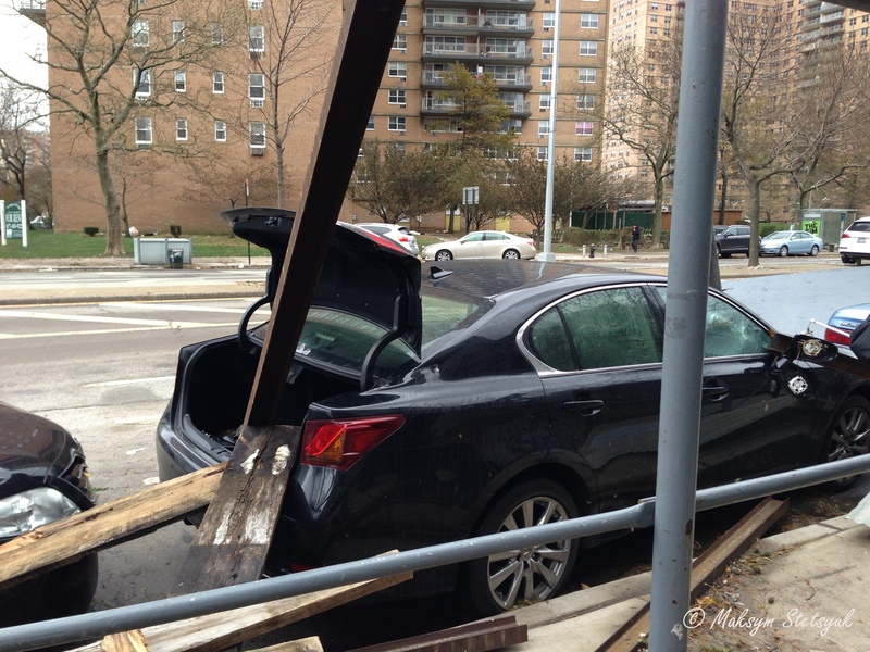 Сенді відкрила багажник автомобіля і проштромила його металевою арматурою