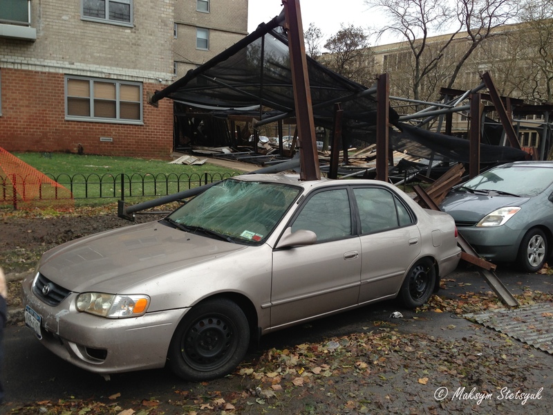 Капот машини причавлений металевою конструкцією