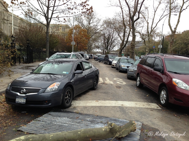 Всі машини були хаотично  розкидані штормовою хвилею як іграшки 