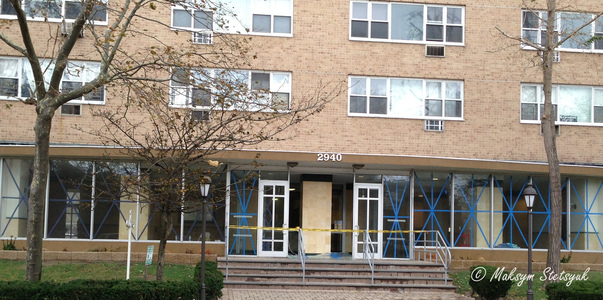 Перед нашого будинку з вибитим склом 