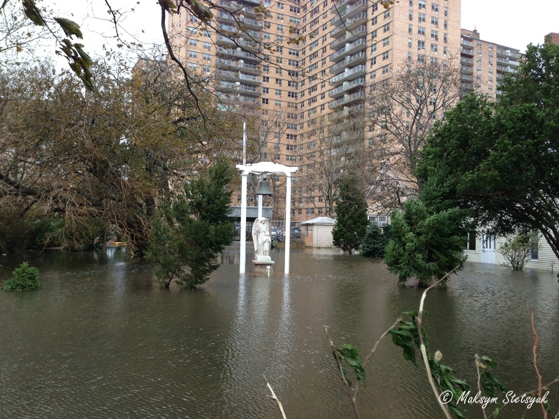 У дворі місцевої церкви зявилось озеро