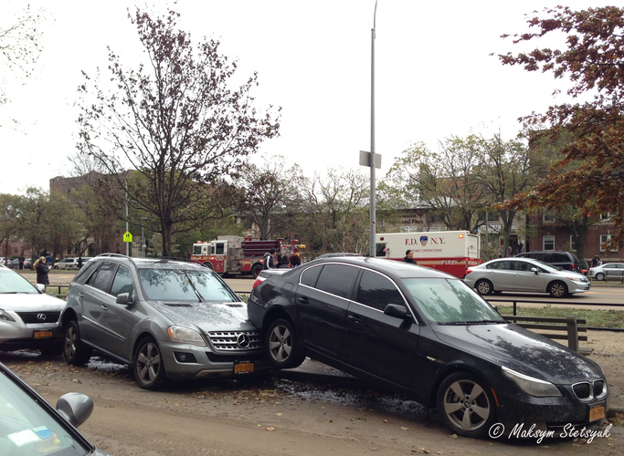 Сенді поскладала дорогі круті машини як іграшкові майже одна на одну