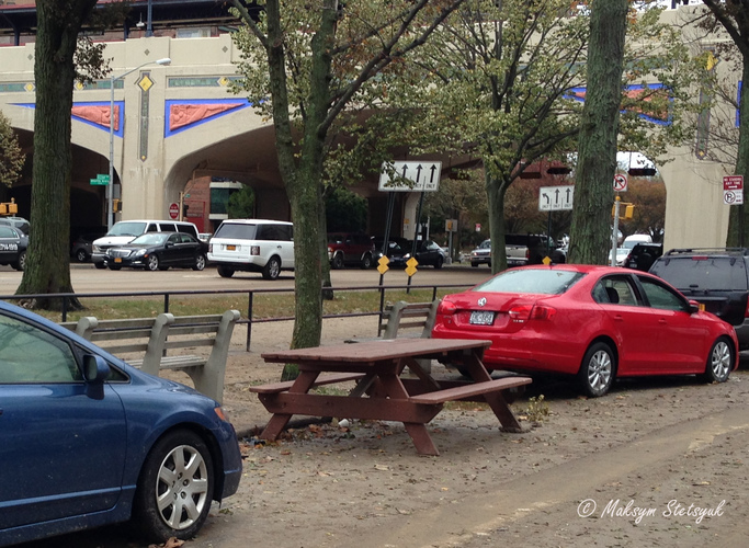 Цей гарно припаркований стіл стояв у дворі тої церкви, де зараз озеро