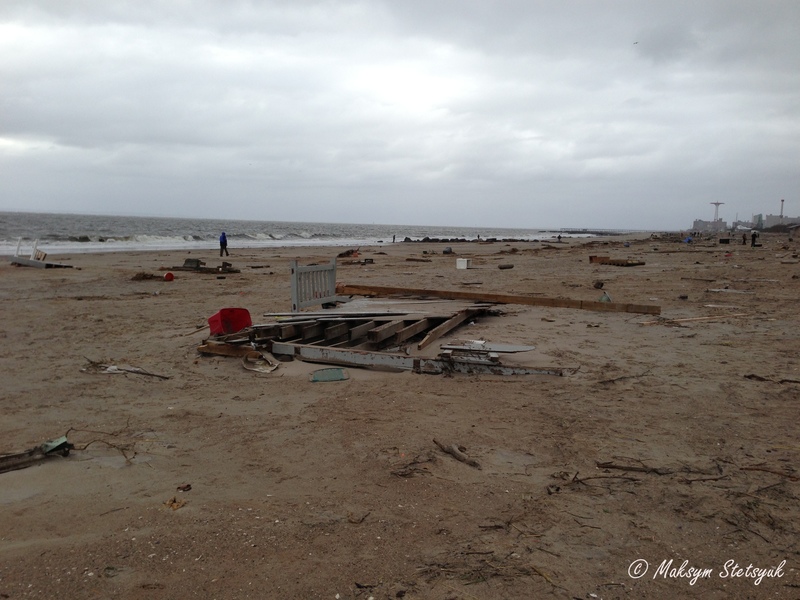 Весь пляж всипаний цілими шматками чиїхось будинків