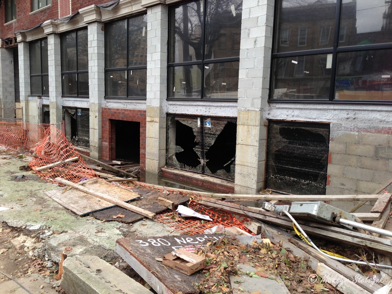 Розвалена сусідня вулиця за рогом