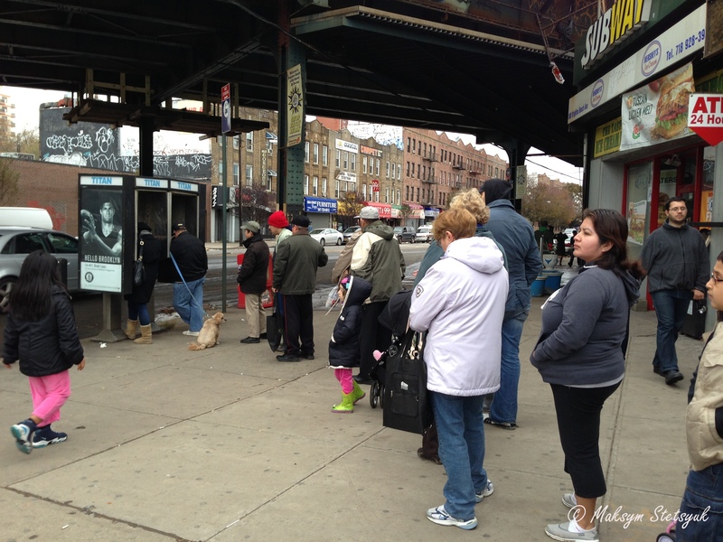Черга до громадського телефонного апарату так як багато мобільних ліній не працювали