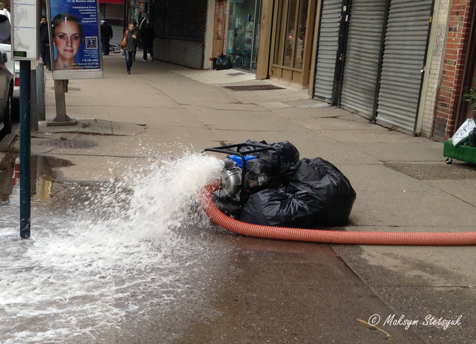 Помпа відкачує велику кількість води з магазинних погребів 