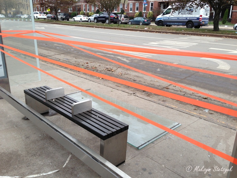 Видавлене скло на автобусній зупинці