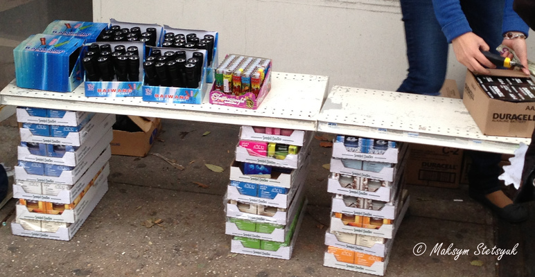 Продають ліхтарики, батарейки, свічки для всіх, у кого немає світла