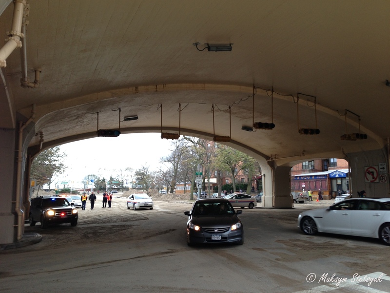 Перехрестя без світлофорів, тому регулюються поліцією