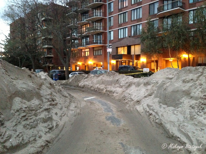 Гори піску з пляжу під самим підїздом будинку