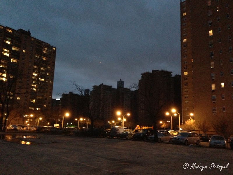 Протилежний бік нашої вулиці все ще в темряві