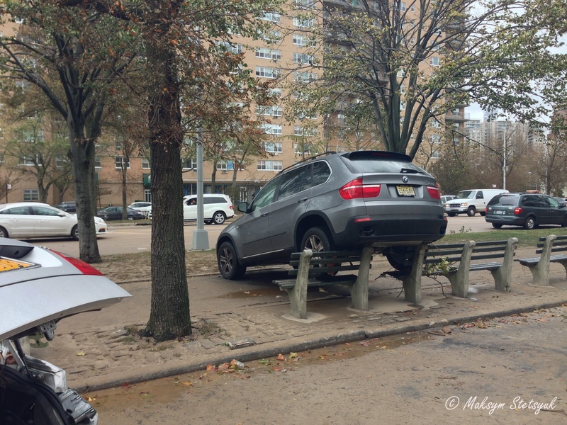Сенді посадила джип на дві лавки задніми колесами