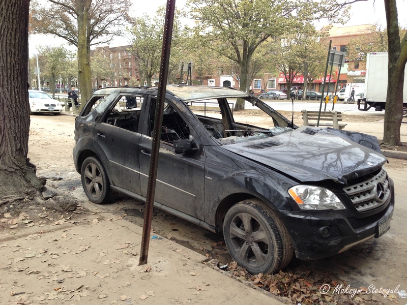 Згорівший від замикання автомобіль. Тепер знаю звідки був густий темний дим у вівторок. До сих пір ще чути різкий запах горілого.