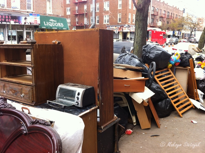 Всі вулиці заставлені пошкодженими речами і меблями
