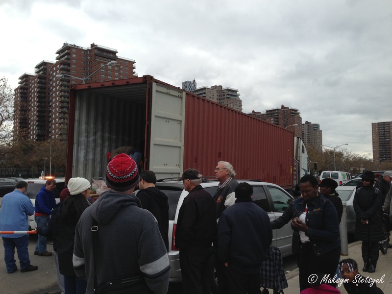 Роздають продукти людям