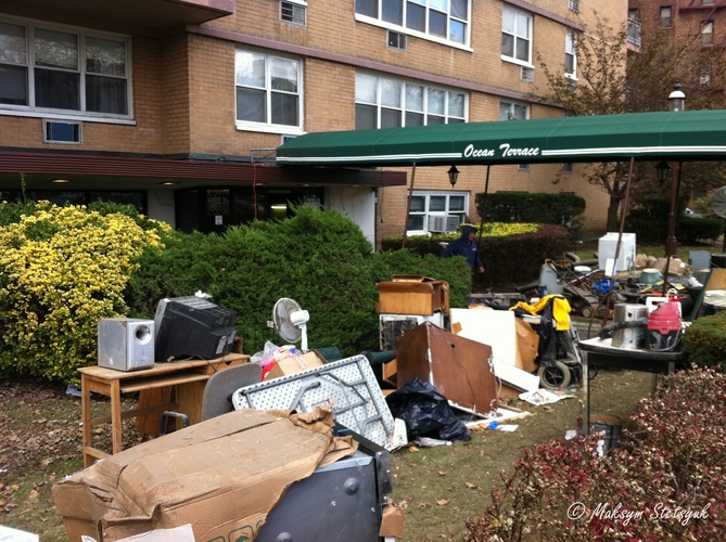 Викидають пошкоджені речі...