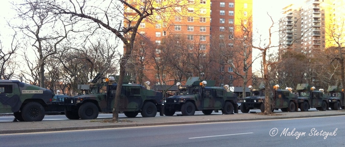 Ціла колона військових хаммерів