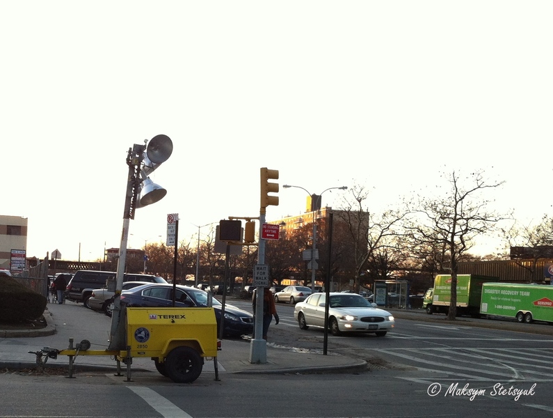 Ще не всі світлофори працюють, тому поставили тимчасове вуличне освітлення