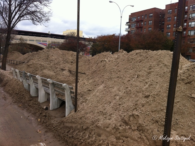 Гори піску з пляжу на центральній вулиці