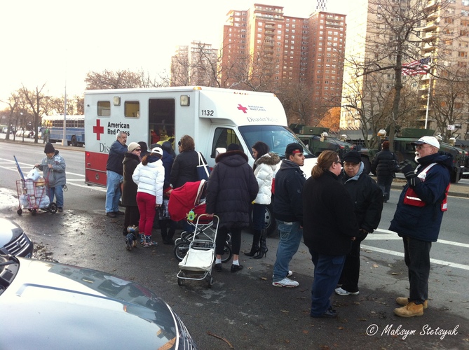 Волонтери з American Red Cross роздають продукти