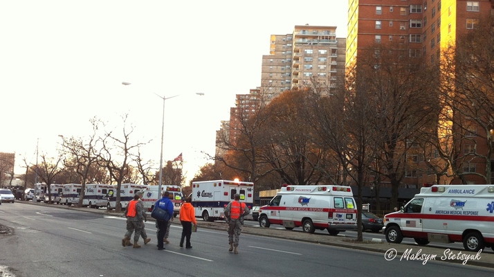 Солдати з Національної Гварвдії з членами різних волонтерських команд ходять по будинкам, запитуючи чи є світло, тепло,  чи треба комусь їжа, вода, медикаменти...