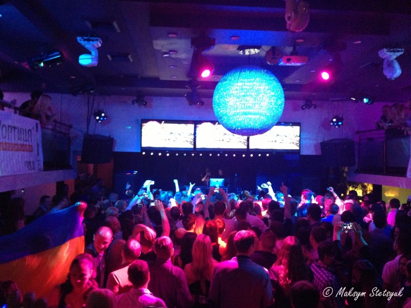 Повний зал клубу Повний зал клубу