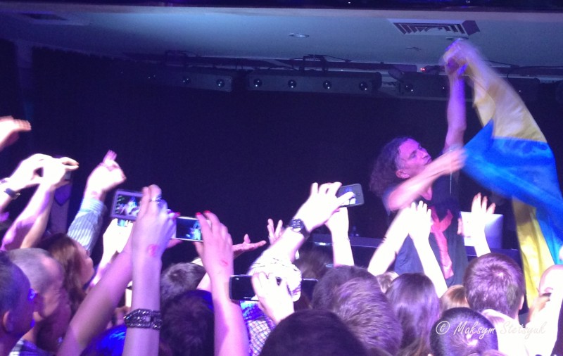 Кузьма з прапором на сцені Кузьма з прапором на сцені